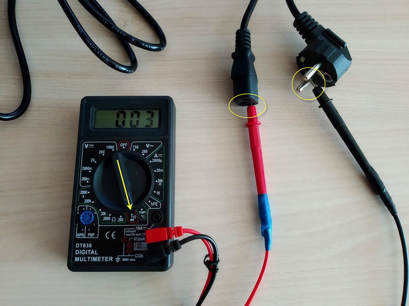 мультиметром измеряем кабель питания монитора