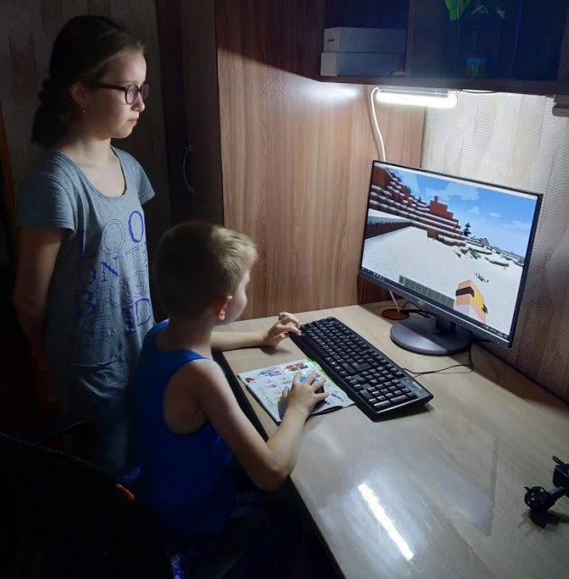 Дети играют на компьютере